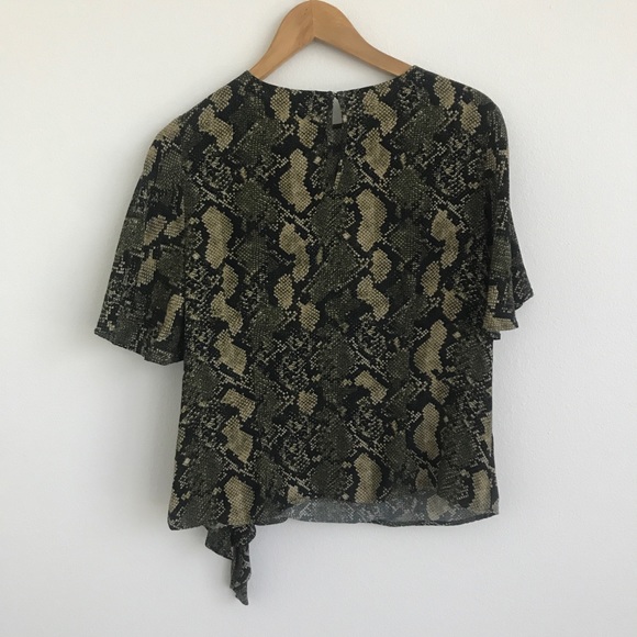 H&M short sleeve snakeskin top - Picture 4 of 4